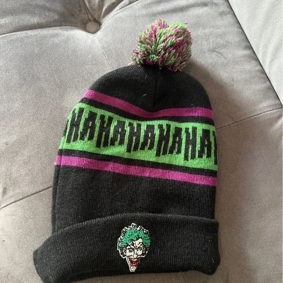 Lot of 4 winter hats beanies one size Superman Nirvana Starwars Joker - Picture 3 of 6